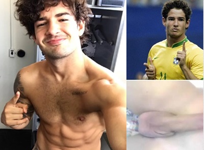 Jogador Alexandre Pato pelado com o pênis duro