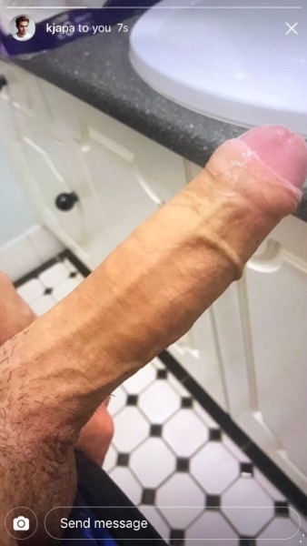 Nós do Blog famosos nus temos todos os nudes que vazaram na internet  do ator KJ APA pelado exibindo o seu o pênis grande e duro