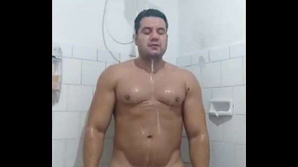 Punheta gay do dotado no banho