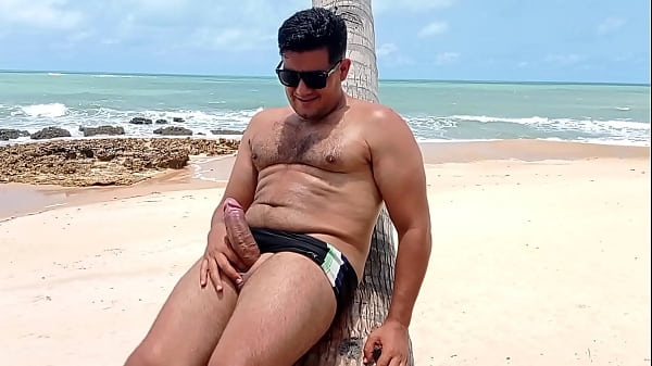 Punheta gay do moreno na praia