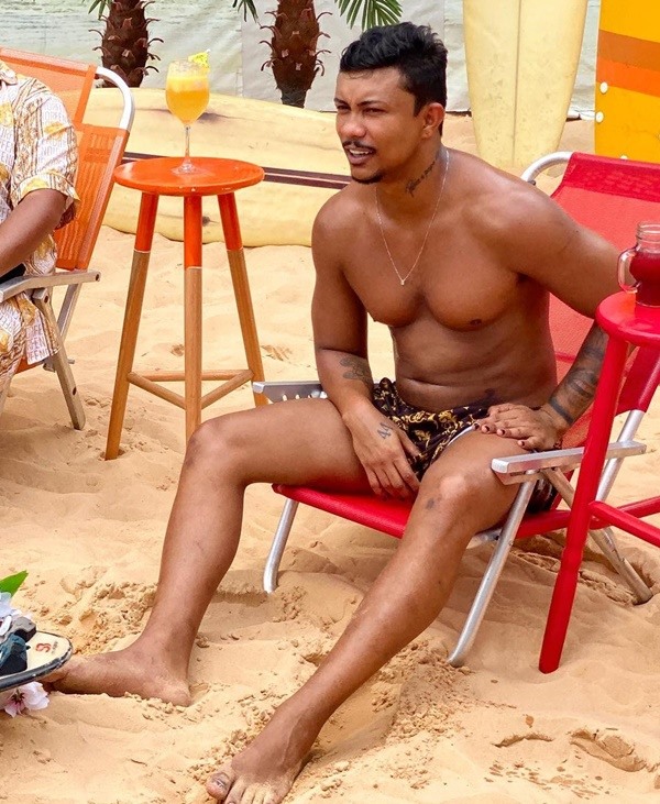 Todos os nudes de Xamã pelado, nós dos famosos nus estão passado com o carioca Xamã que teve seu pênis exposto nas redes sociais.