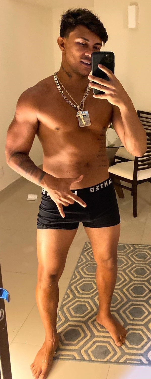 Todos os nudes de Xamã pelado, nós dos famosos nus estão passado com o carioca Xamã que teve seu pênis exposto nas redes sociais.