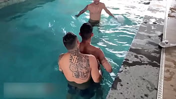 Porno gay na piscina porno